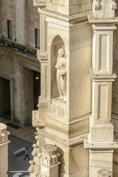 Mramorová socha ve výklenku na katedrále pinnacle, Milán, Itálie — Stock fotografie