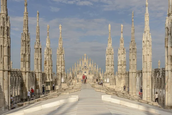 Turistas que visitan el techo de la catedral, Milán, Italia — Foto de Stock