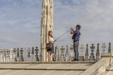 turistler selfie alarak katedral çatıda, Milan, İtalya