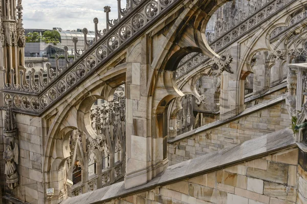 Arcos sobre contrafuertes voladores de mármol en Cathedral, Milán, Italia —  Fotos de Stock