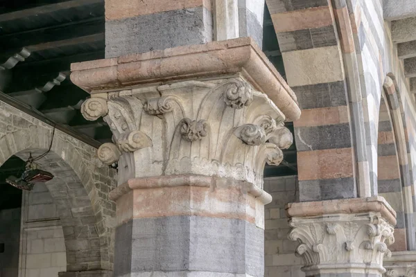 Capital medieval esculpida, Como, Itália — Fotografia de Stock