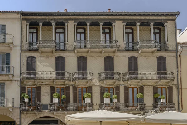 Старое здание в центре города, Комо, Италия — стоковое фото