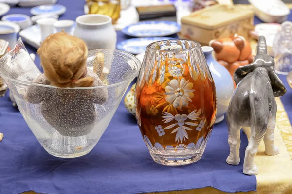 Vintage cam vazo ve Çin fil semt pazarı satış, — Stok fotoğraf