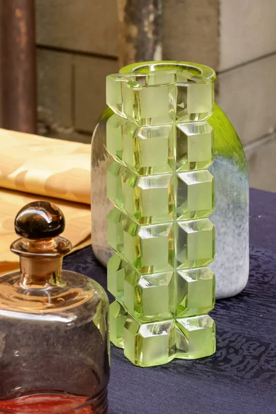 Green glass vintage vase on sale at street market, Chiavari , It — Stock Photo, Image