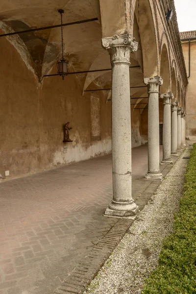 Gebogen loggia voor san Francesco Romaanse kerk, Mantu — Stockfoto