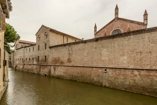 Außenmauer des San Francesco-Klosters am Rio Canal in der Innenstadt — Stockfoto