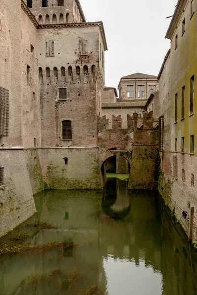 Brücke über den Wassergraben am Herzogspalast, Mantua, Italien — Stockfoto