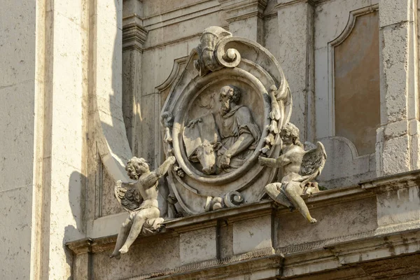 Escultura de pedra na fachada da catedral de San Pietro, Mântua, Itália — Fotografia de Stock