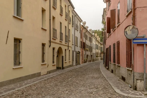 Staré domy na ohýbání dlážděné ulici v městě střed, Mantovy, Ita — Stock fotografie