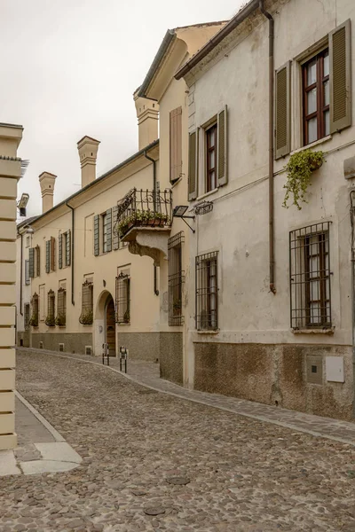 Oude huizen op geplaveide straat in het centrum van de stad, Mantova, Italië — Stockfoto