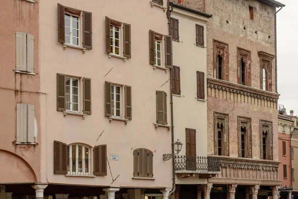 Facades of Renaissance buildings on Erbe square, Mantua, Italy — Stock Photo, Image