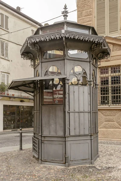 Old iron kiosk in city center, Mantua, Italy — Stock Photo, Image