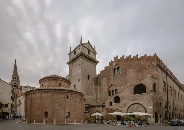 Middeleeuwse en Renaissance gebouwen op Concordia plein, Mantua, — Stockfoto