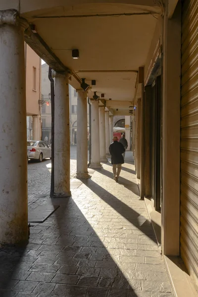 Słońce w wąskim przejściem, Mantua, Włochy — Zdjęcie stockowe