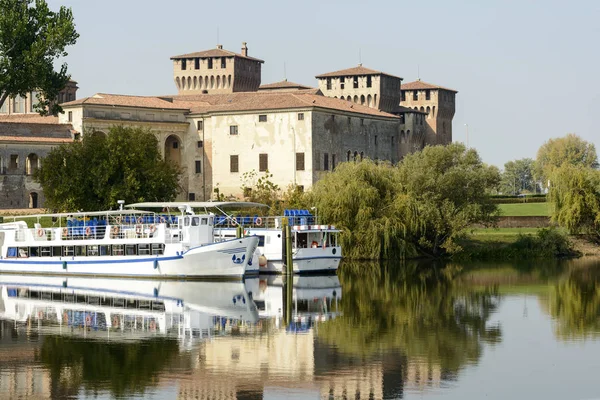 停泊客船和 Ducale 宫殿和堡垒从 — 图库照片