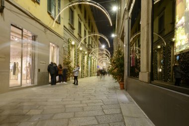 Xmas zaman ışık yansıtan içinde Spiga sokak vitrinler, Milan, İtalya