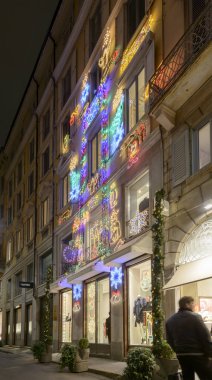 Xmas zaman ışıklar cephe moda semt, Milan, İtalya, aydınlatmak