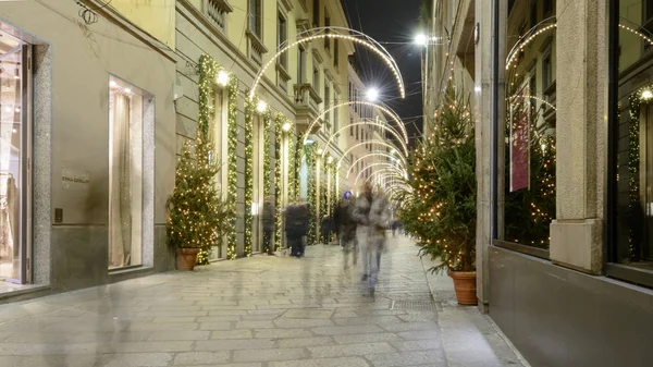 Spiga straat met tijd Kerstverlichting, Milan, Italië — Stockfoto