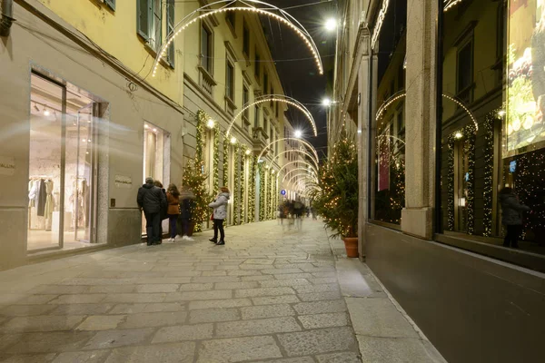 Xmas time lights reflecting in Spiga street shop windows  , Milan, Italy — Stock Photo, Image