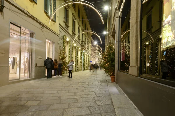 Xmas zaman ışık yansıtan içinde Spiga sokak vitrinler, Milan, İtalya