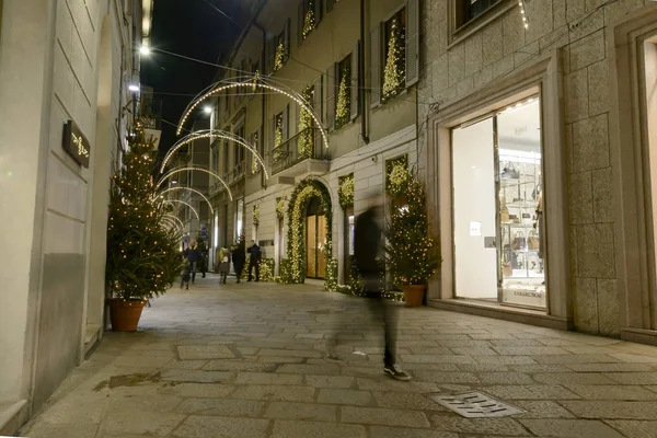 Tijd Kerstverlichting in mode precinct, Milan, Italië — Stockfoto
