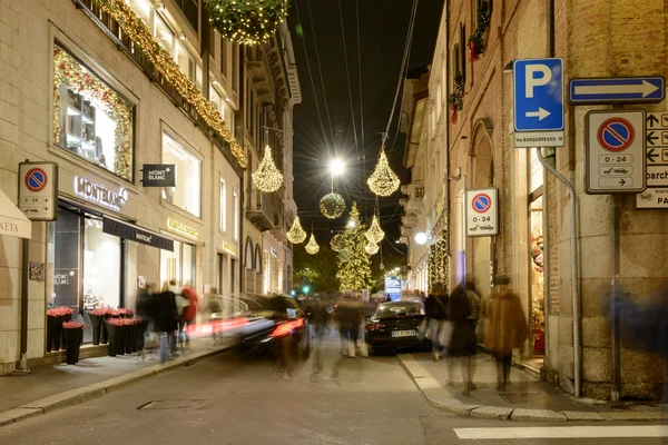 Montenapoleone ulice s vánočními čas světly, Milán, Itálie — Stock fotografie