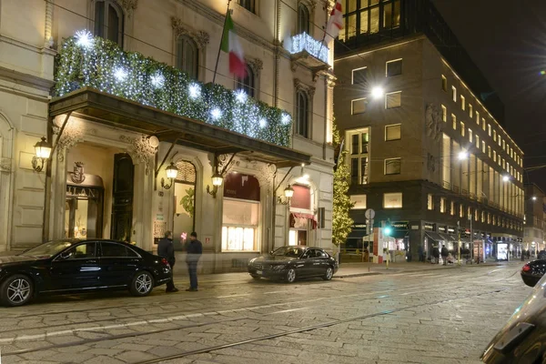 Manzoni ulicy z Xmas czas światła, Mediolan, Włochy — Zdjęcie stockowe