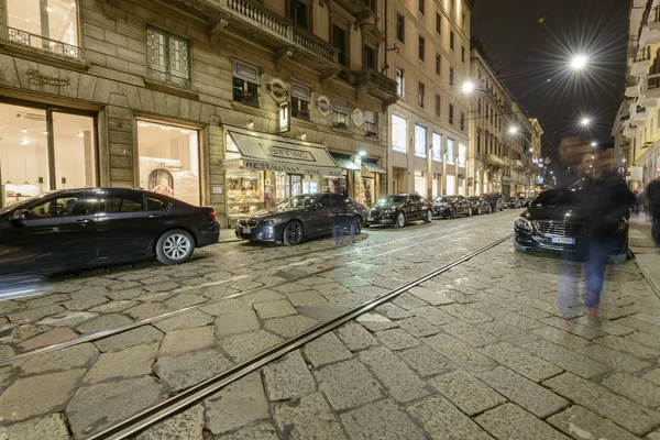 Luxury cars waiting for vips at "La Scala" premiere time , Milan, Italy — Stock Photo, Image