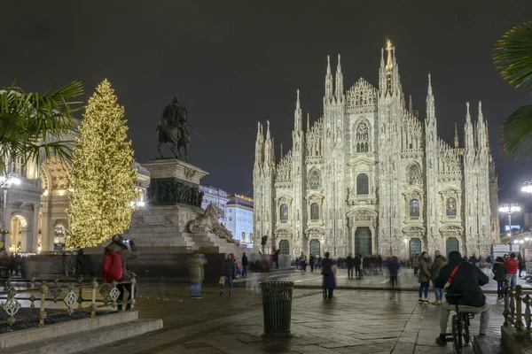 「スカラー座」でのクリスマス ツリーとドゥオーモ広場プレミア タイム ミラノ、イタリア — ストック写真