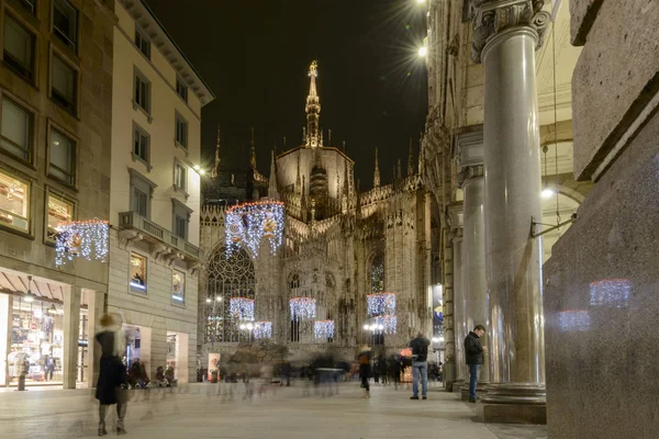 Calle Vittorio Emanuele con luces de Navidad, Milán, Italia — Foto de Stock