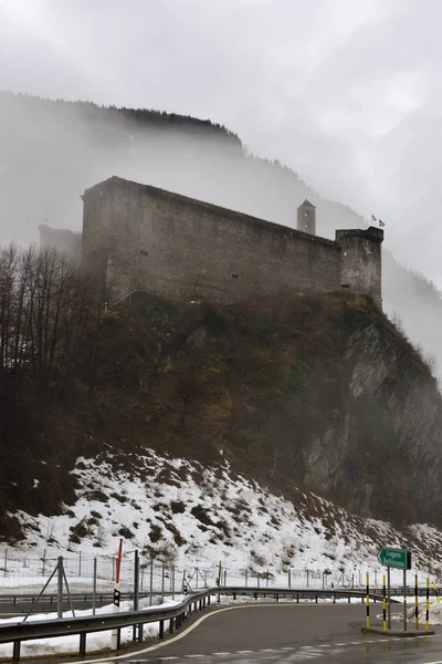 Lage winter wolken en middeleeuws kasteel, Mesocco, Zwitserland — Stockfoto