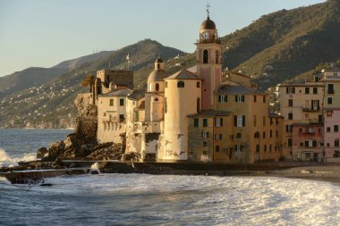kaba deniz, Camogli, İtalya, beyaz köpük üzerinde Assunta Kilisesi'nin apsisi