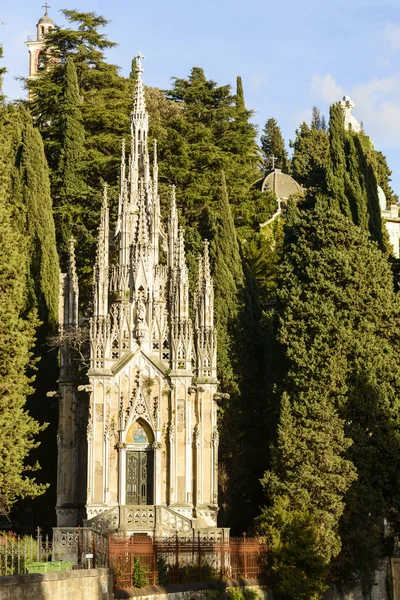 Alto mausoléu gótico no Cemitério Staglieno, Gênova, Itália — Fotografia de Stock