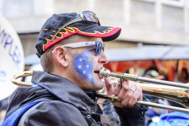 trombon Player'da renkli bando, karnaval geçit, St