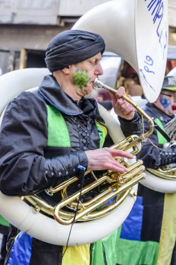 renkli bando karnaval geçit, Player'da sousaphone, 