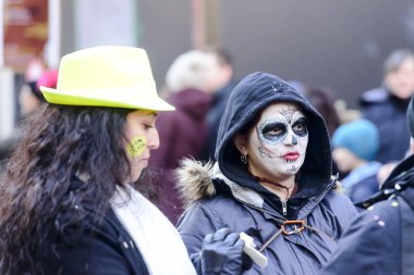 Karnaval geçit, Stuttgart karanlık boyalı yüzüne kadınla