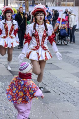 güzel genç Bando şefi karnaval geçit töreninde, Stuttgart atlama