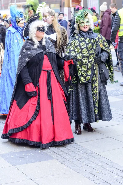 Women in lavish masks at Carnival parade, Stuttgart — Stock Photo, Image