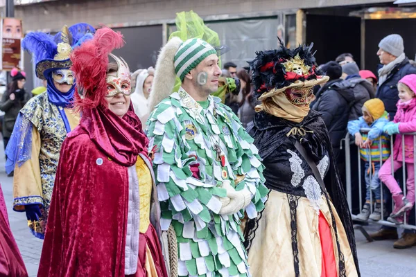 Zamaskowany mężczyzna i dwie kobiety w rozrzutny maski karnawałowe Parade, Stu — Zdjęcie stockowe