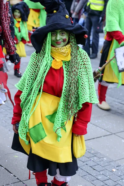 カーニバルのパレード、シュトゥットガルトで緑の魔女 — ストック写真
