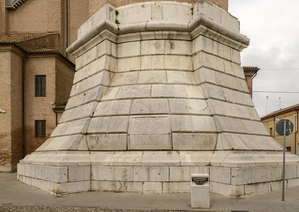 Steinsockel des Glockenturms der Kathedrale von San Cassiano, comacchio, — Stockfoto