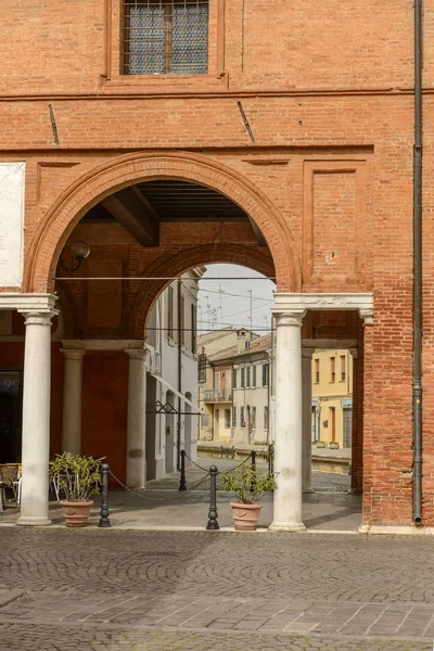 Boog van "Tarwe loggia" in dorpskern, Comacchio, Italië — Stockfoto