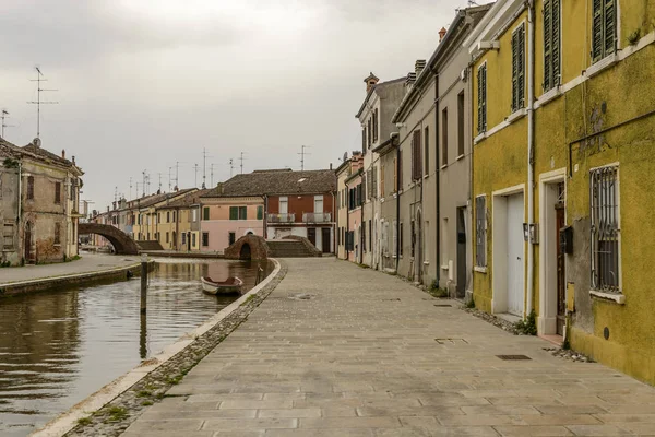 Canal and embankment in san Pietro street, Comacchio, Italy — Stock Photo, Image