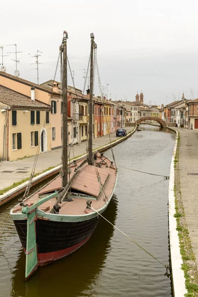 Velha barcaça atracada no distrito de San Pietro, Comacchio, Itália — Fotografia de Stock