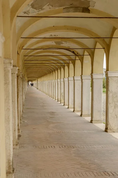 Sotto Gli Archi Della Lunghissima Passerella Barocca Coperta Santa Maria — Foto Stock