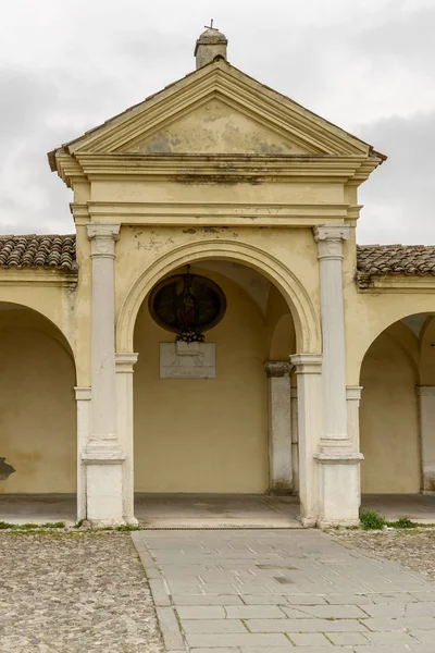 在非常长的巴洛克式的圣玛丽亚的拱门和柱子之间的神社的看法在马志尼街道被盖的走道 射击在 Comacchio 费拉拉 意大利 — 图库照片