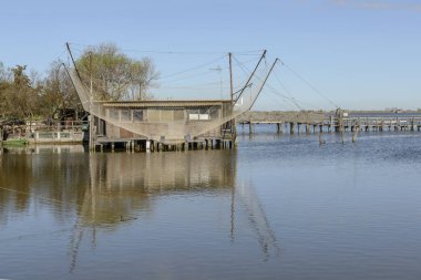 eski geleneksel Uzunbacak Comacchio, Ferrara, İtalya parlak bahar güneş ışığı vurdu Trabocco lagün, büyük File