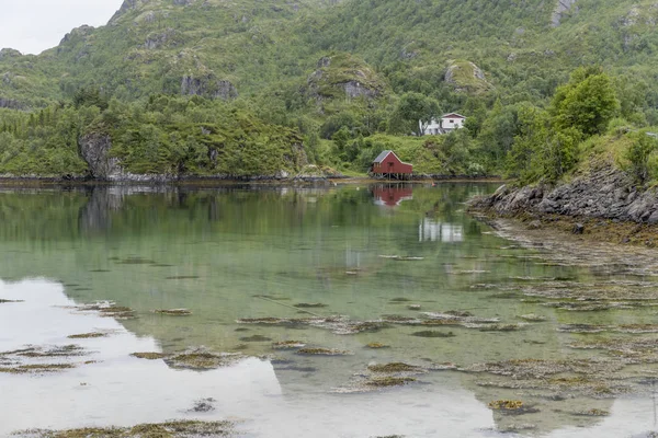 Klart vatten vid fjordinloppet, Hanoy, Norge — Stockfoto