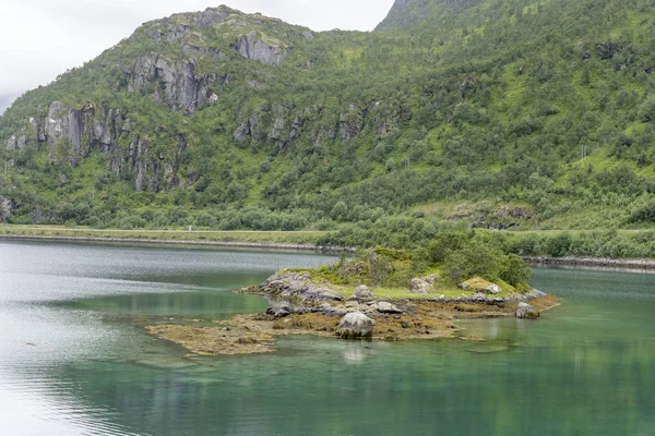 Grüne Klippe, klares Wasser und Küstenstraße, Arnoya, Norwegen — Stockfoto