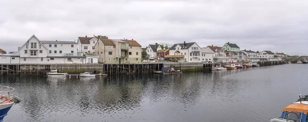 Henningsva有立式房屋和渔船的堤岸景观 — 图库照片